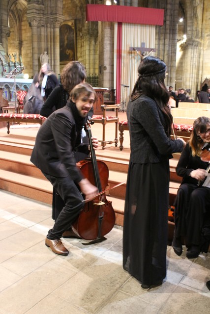 24 notre dame et dernier echauffement du violoncelle